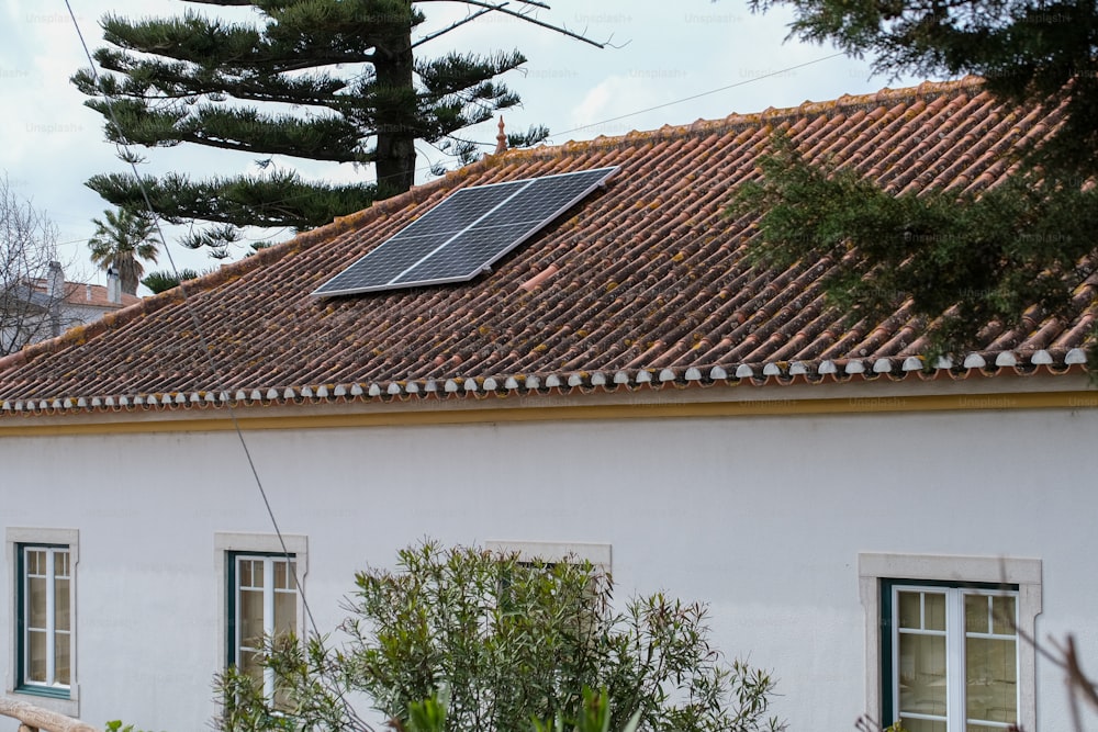 Una casa con un panel solar en el techo