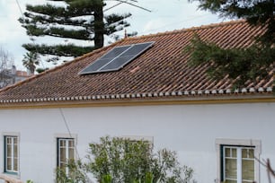 Une maison avec un panneau solaire sur le toit