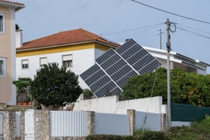uma casa com um painel solar em cima dela