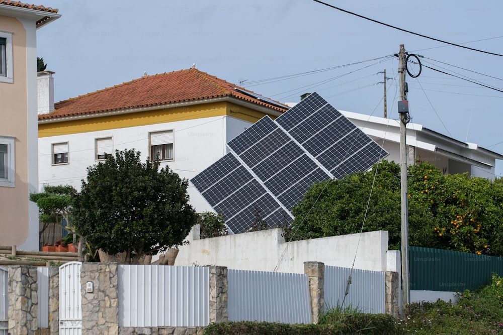 ein Haus mit einem Solarpanel darauf
