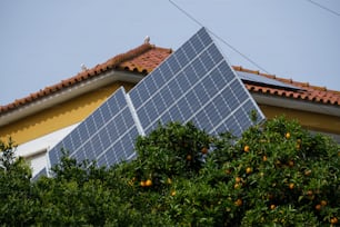 ein Solarpanel auf dem Dach eines Hauses