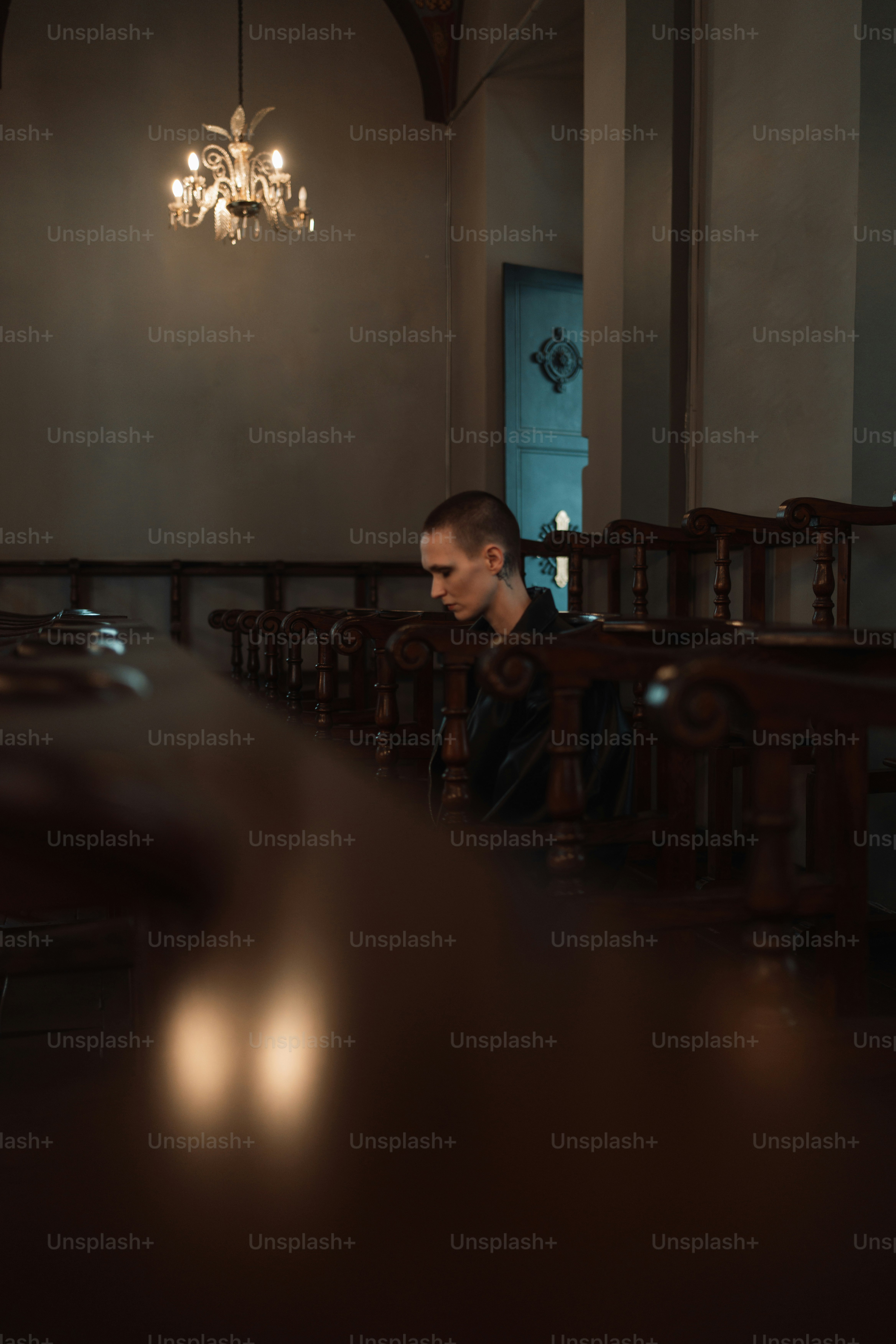 um homem sentado em uma mesa em uma igreja