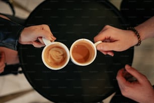 コーヒーカップを持つカップル
