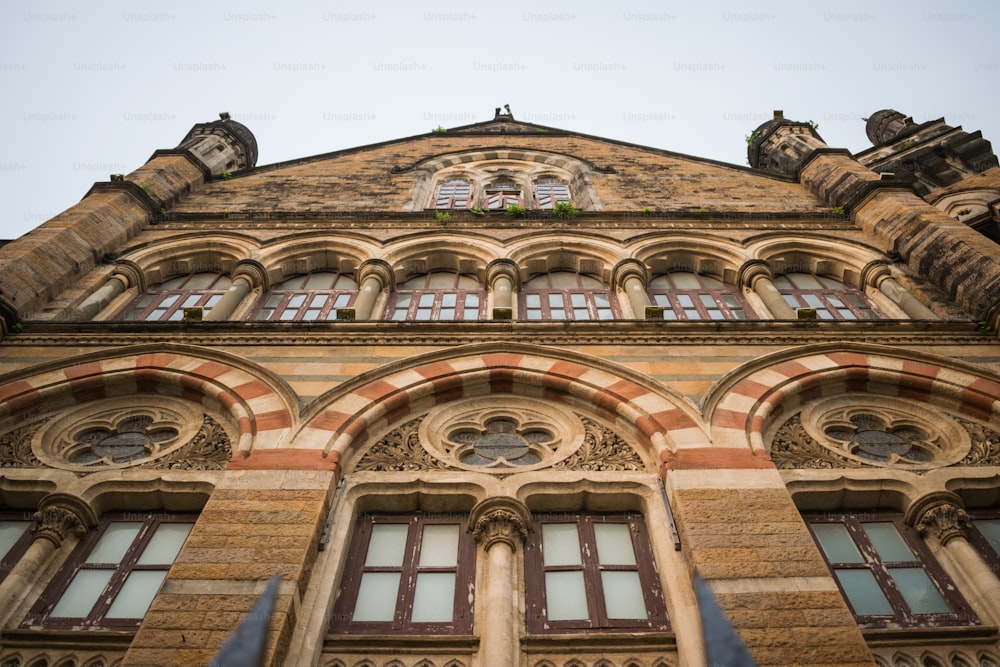 ein sehr hohes Gebäude mit vielen Fenstern