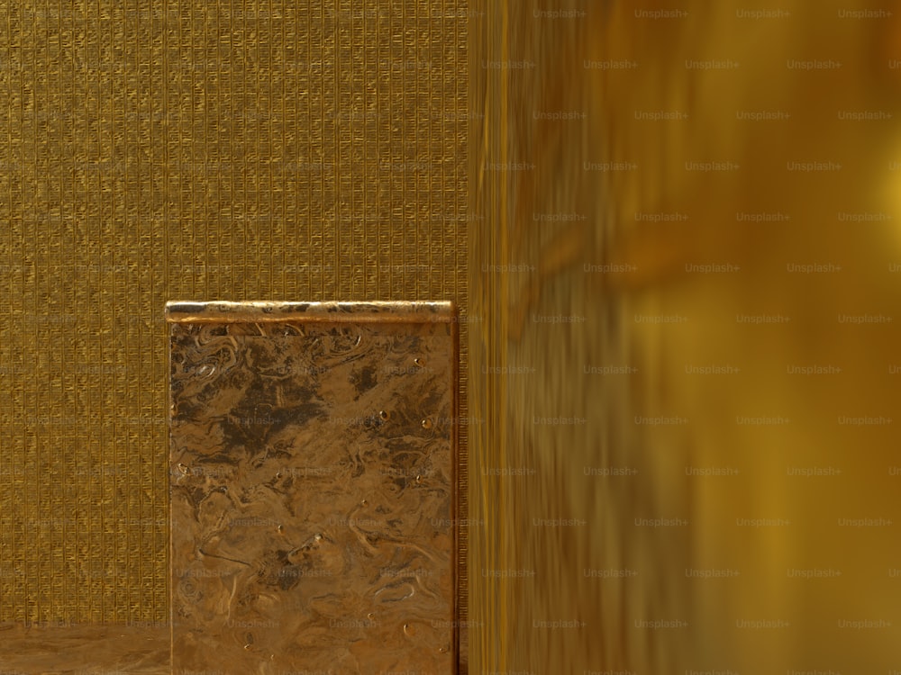 une salle de bain avec toilettes et un mur doré