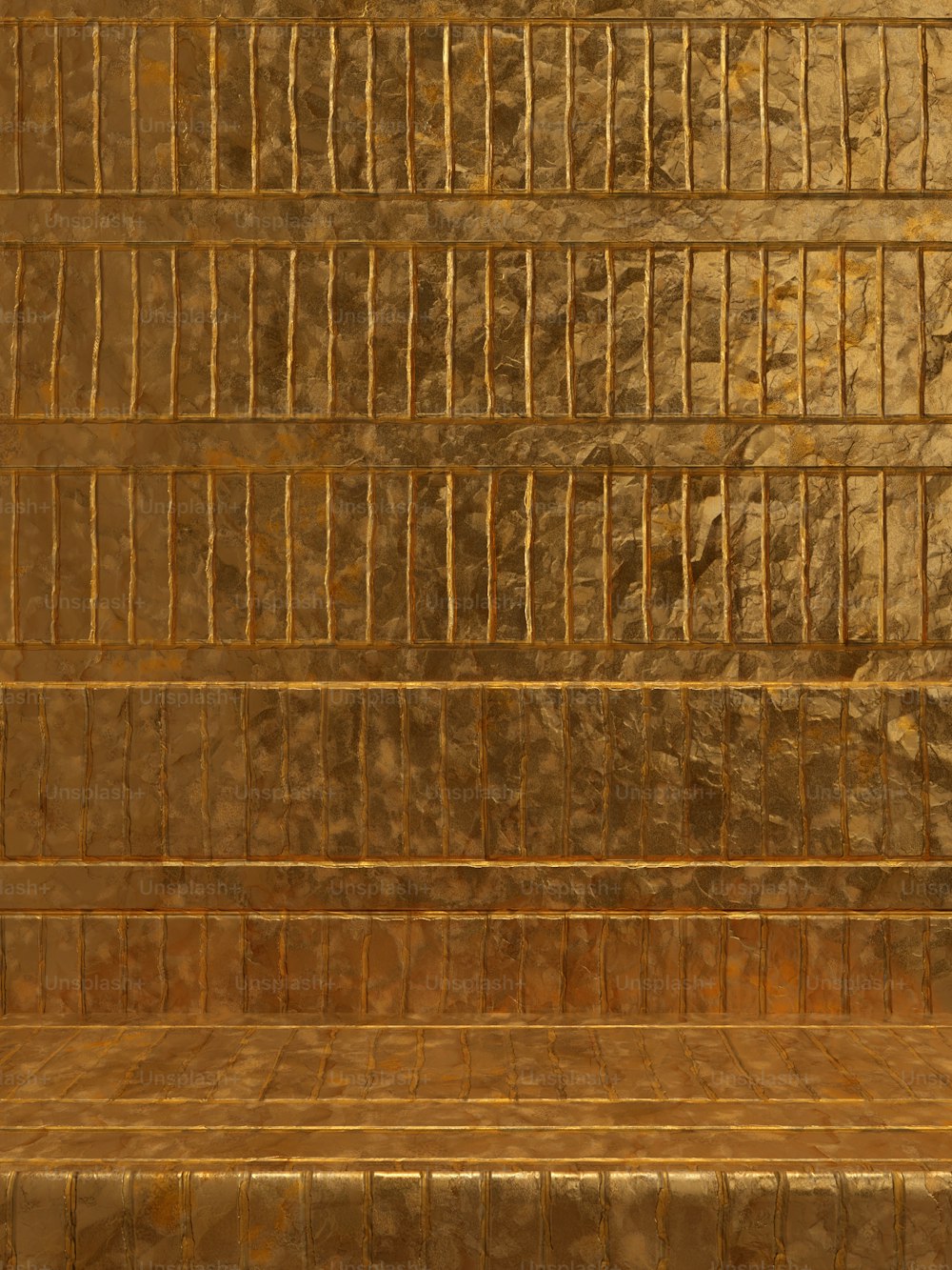 eine goldgekachelte Wand mit einer Bank davor
