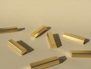 um grupo de objetos de ouro sentados em cima de uma mesa