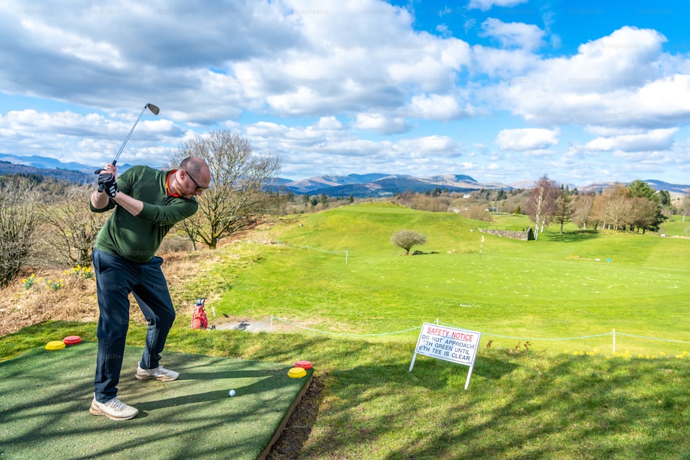 Un uomo che colpisce una pallina da golf con una mazza da golf