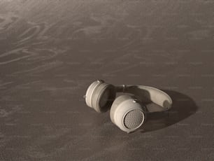 해변에 누워있는 헤드폰 한 켤레