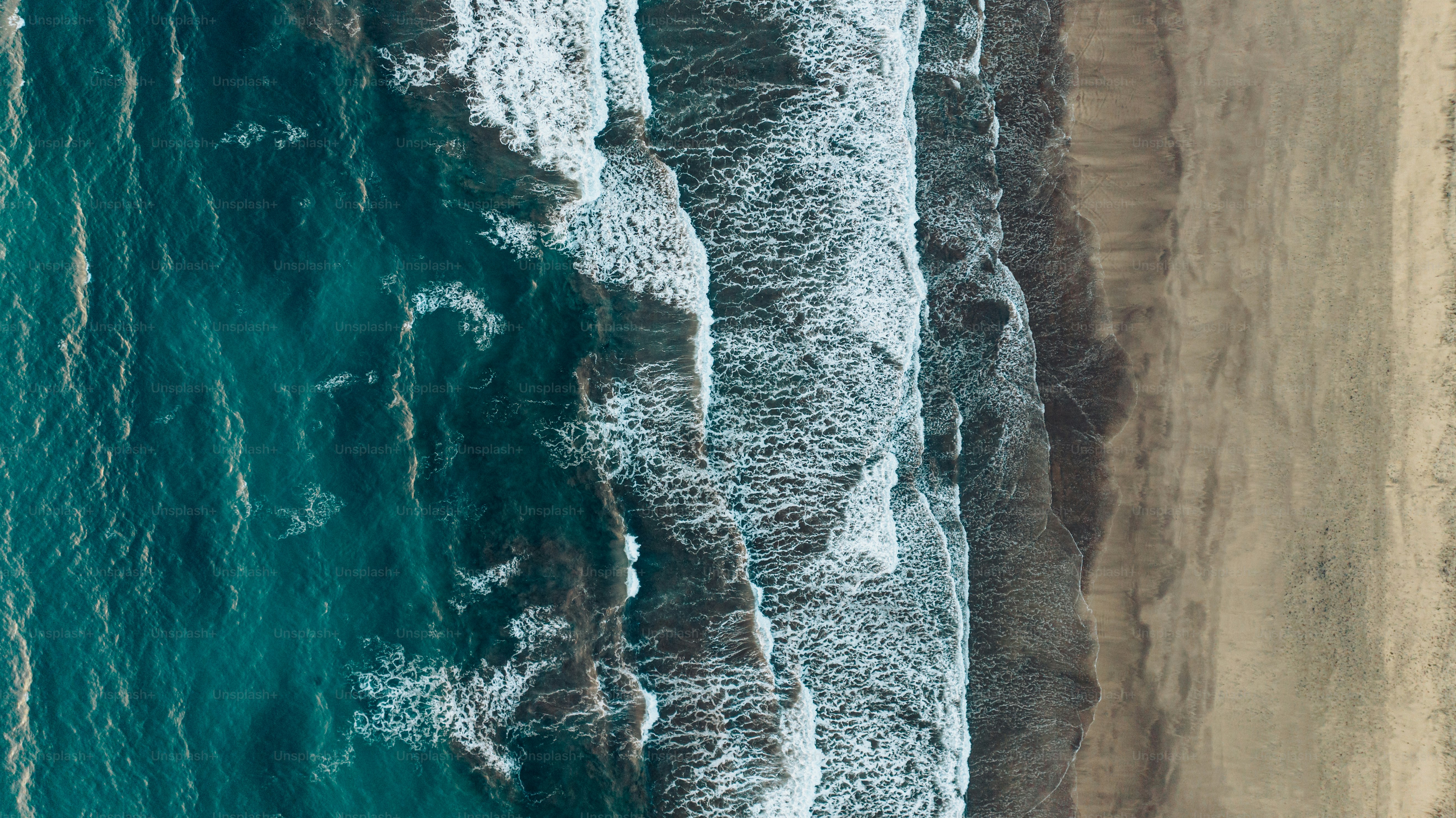 uma vista aérea de uma praia e oceano