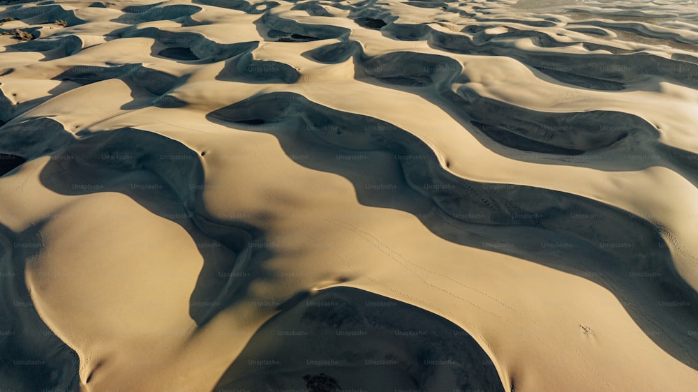 une vue aérienne d’une plage de sable fin
