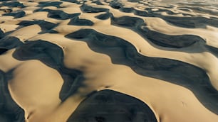 uma vista aérea de uma praia de areia