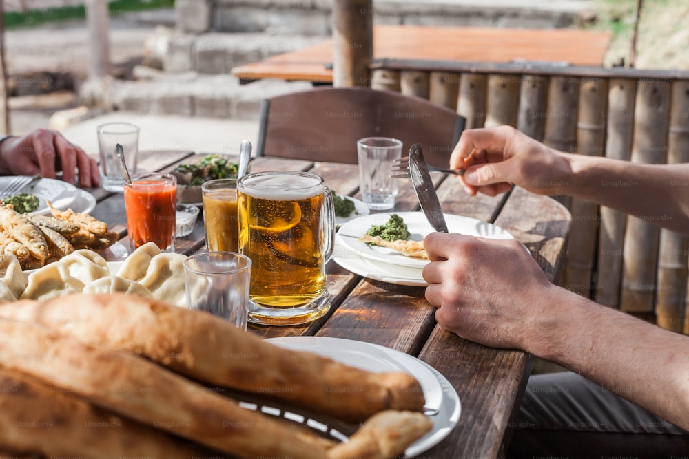 Eine Gruppe von Menschen, die an einem Tisch mit Tellern mit Essen sitzen