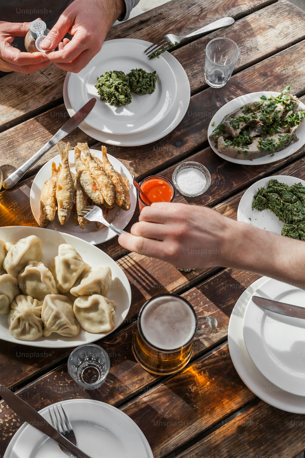 un gruppo di persone sedute a un tavolo con piatti di cibo