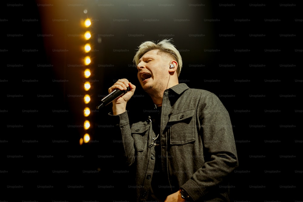 Un homme chantant dans un micro sur scène