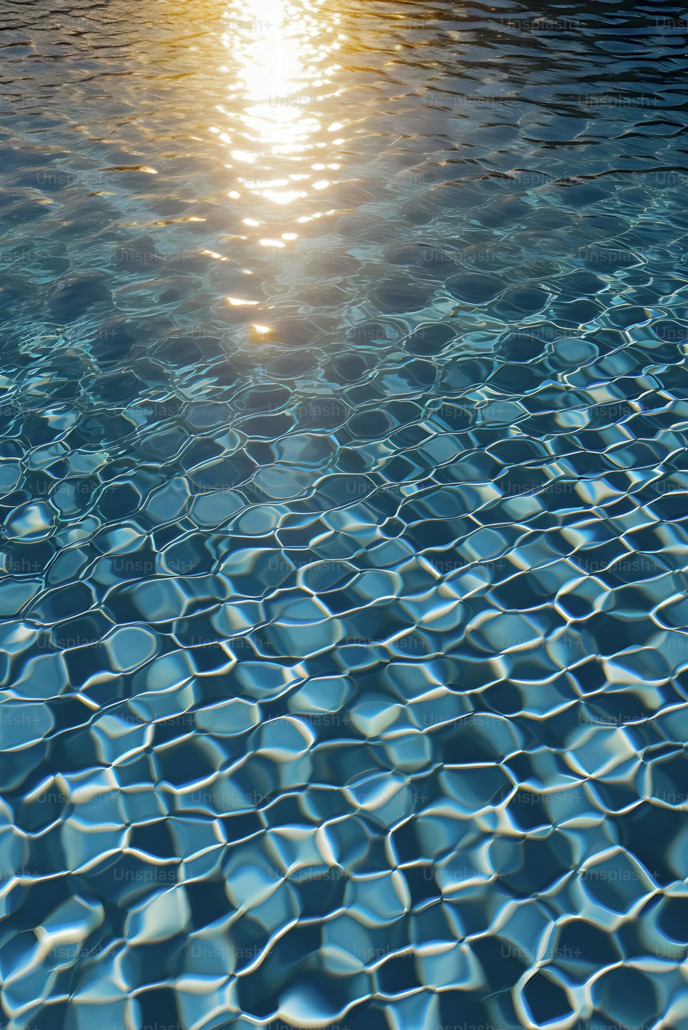 Die Sonne scheint über das Wasser eines Schwimmbades