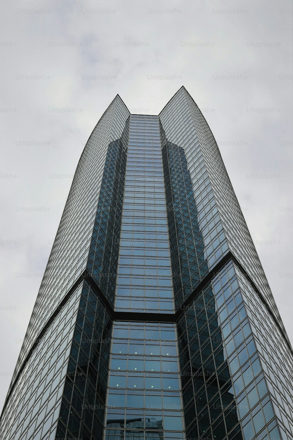 Un edificio molto alto con molte finestre
