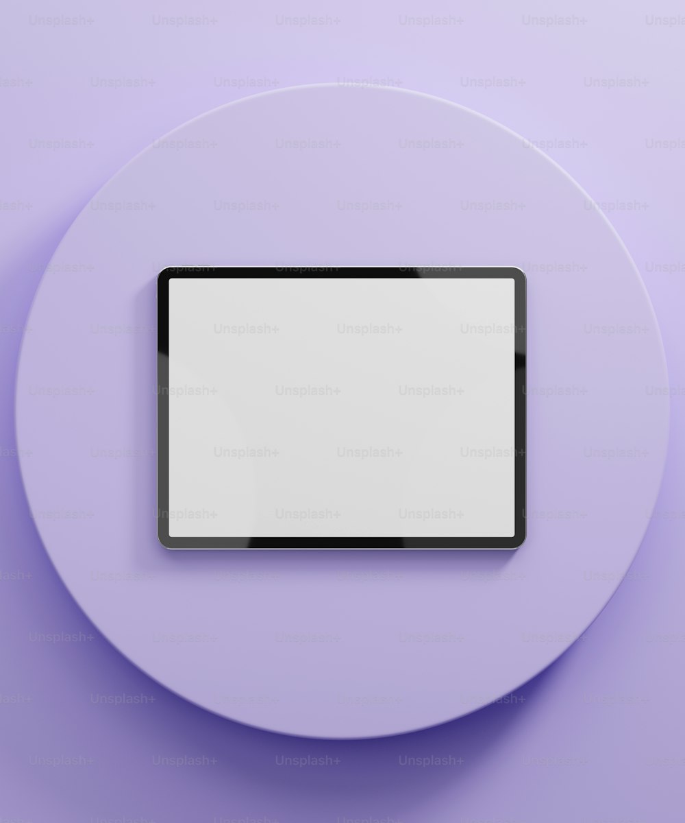 una placa blanca con una tableta negra