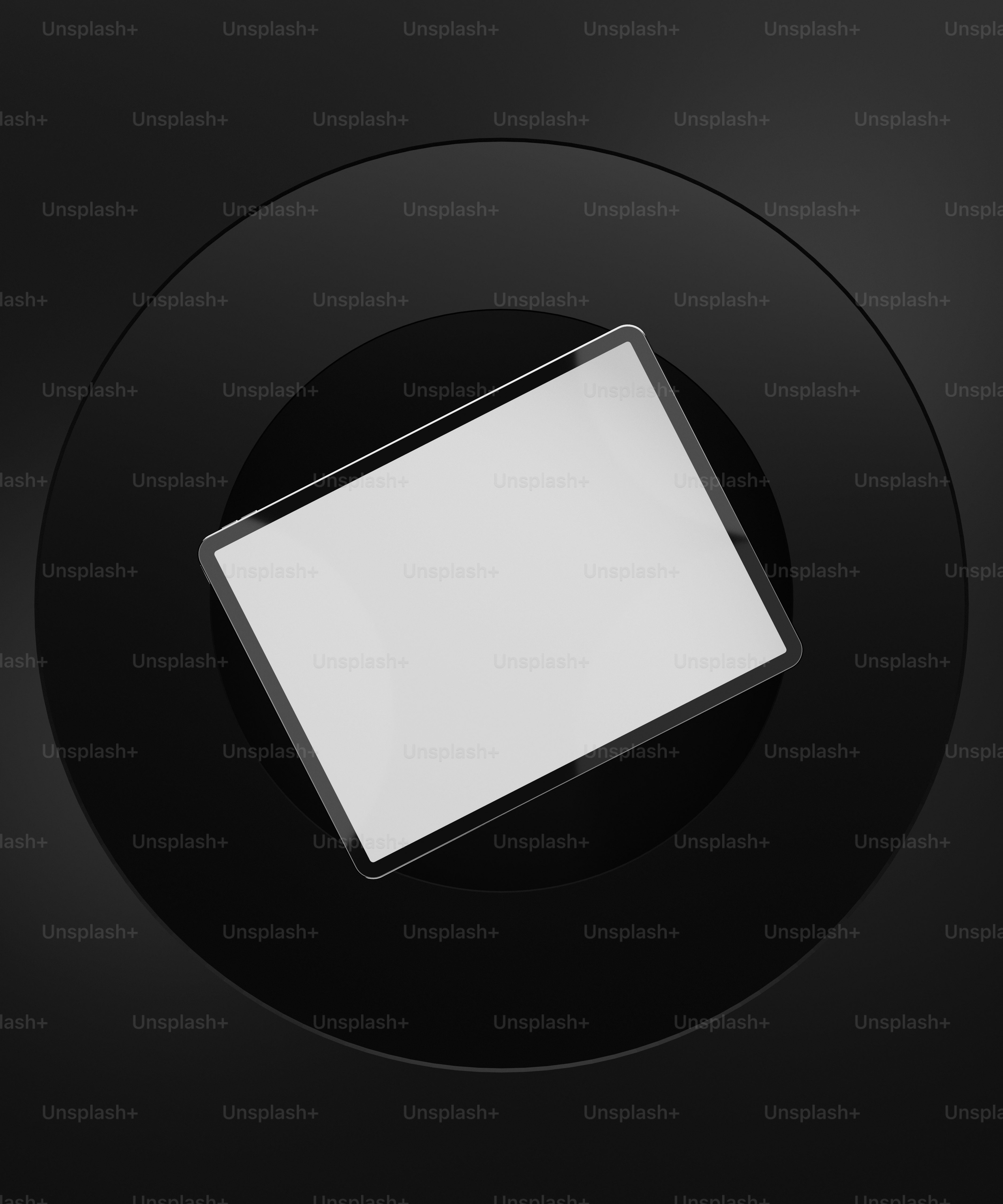 una placa negra con un cuadrado blanco