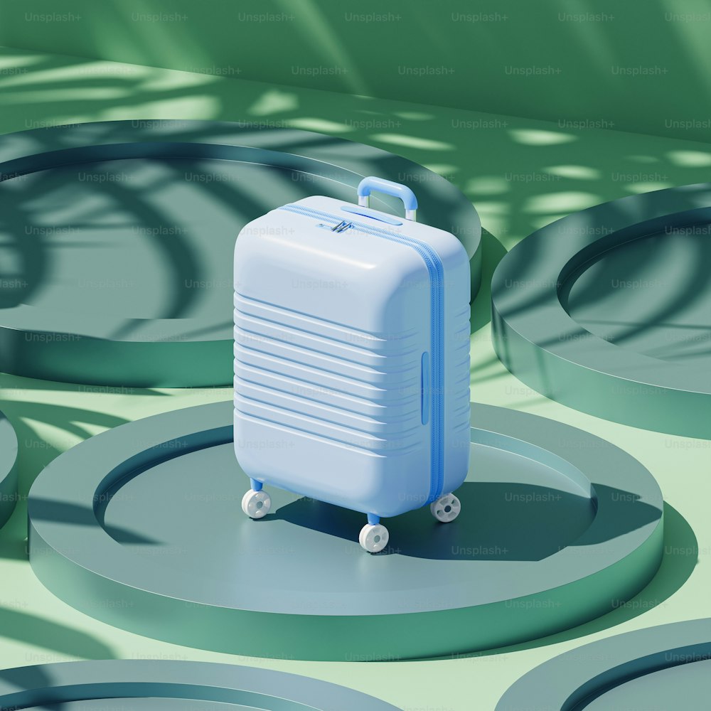une valise bleue posée sur un sol vert