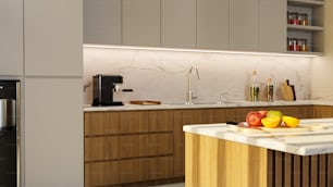 une cuisine avec comptoirs en marbre et armoires en bois