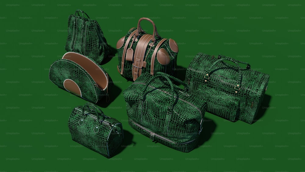 Un gruppo di borse verdi sedute sopra un pavimento verde
