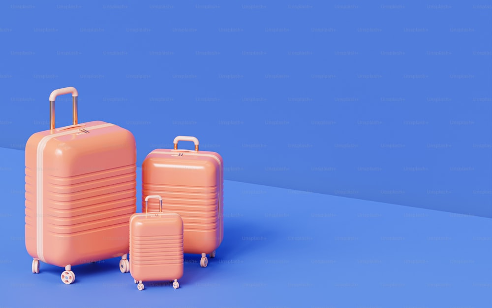 três peças de bagagem em um fundo azul