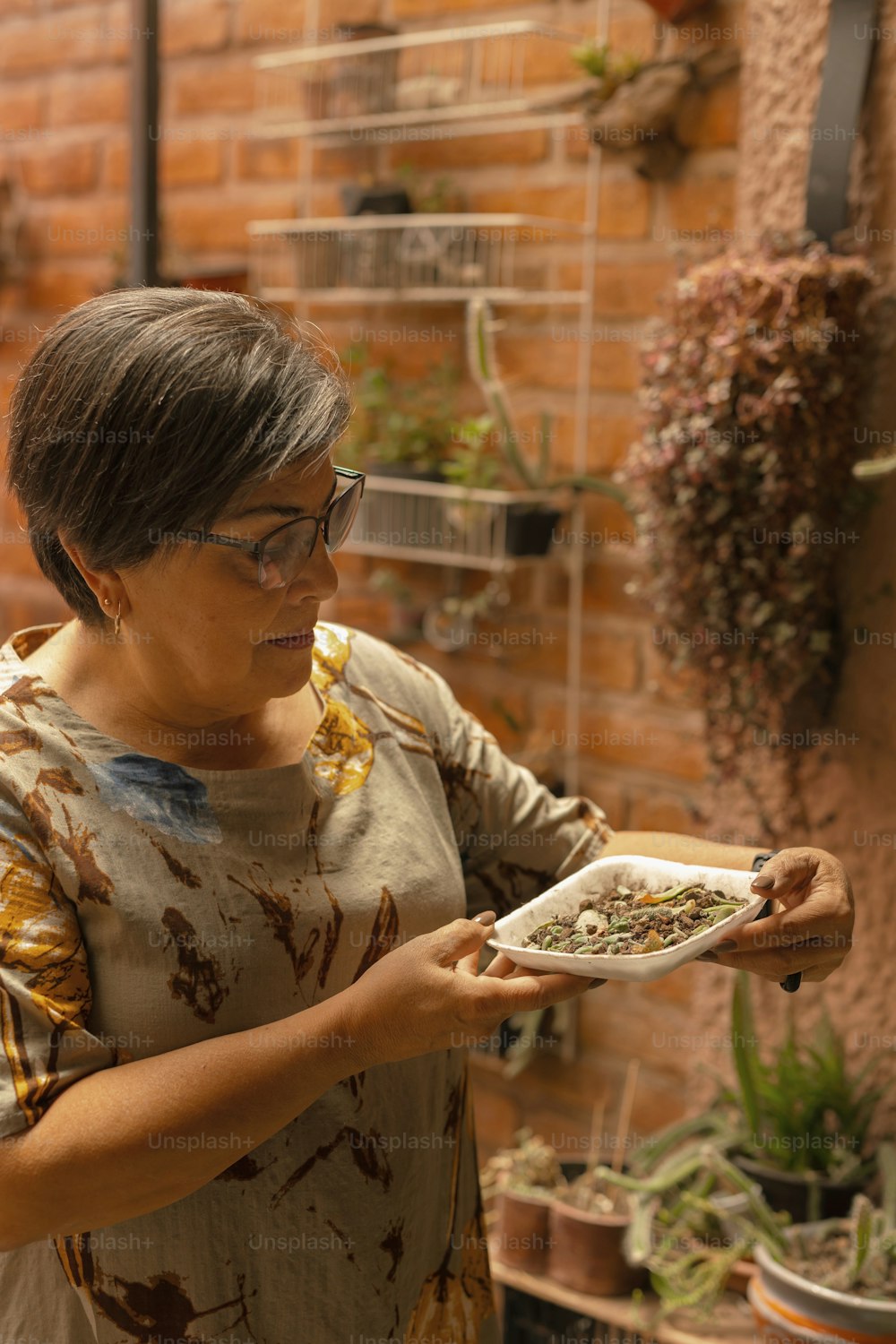 uma mulher segurando um prato de comida em suas mãos