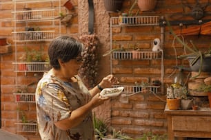 Una mujer sosteniendo un plato de comida en sus manos