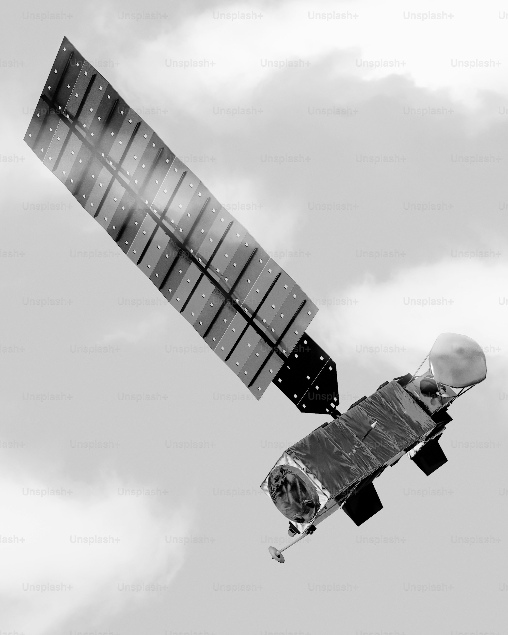 Ein Schwarz-Weiß-Foto eines Satelliten am Himmel