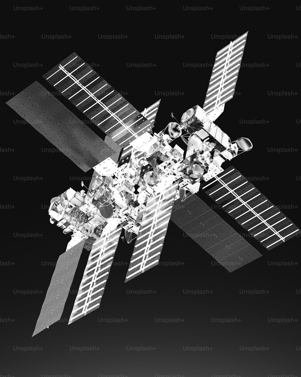 Une photo en noir et blanc d’un satellite