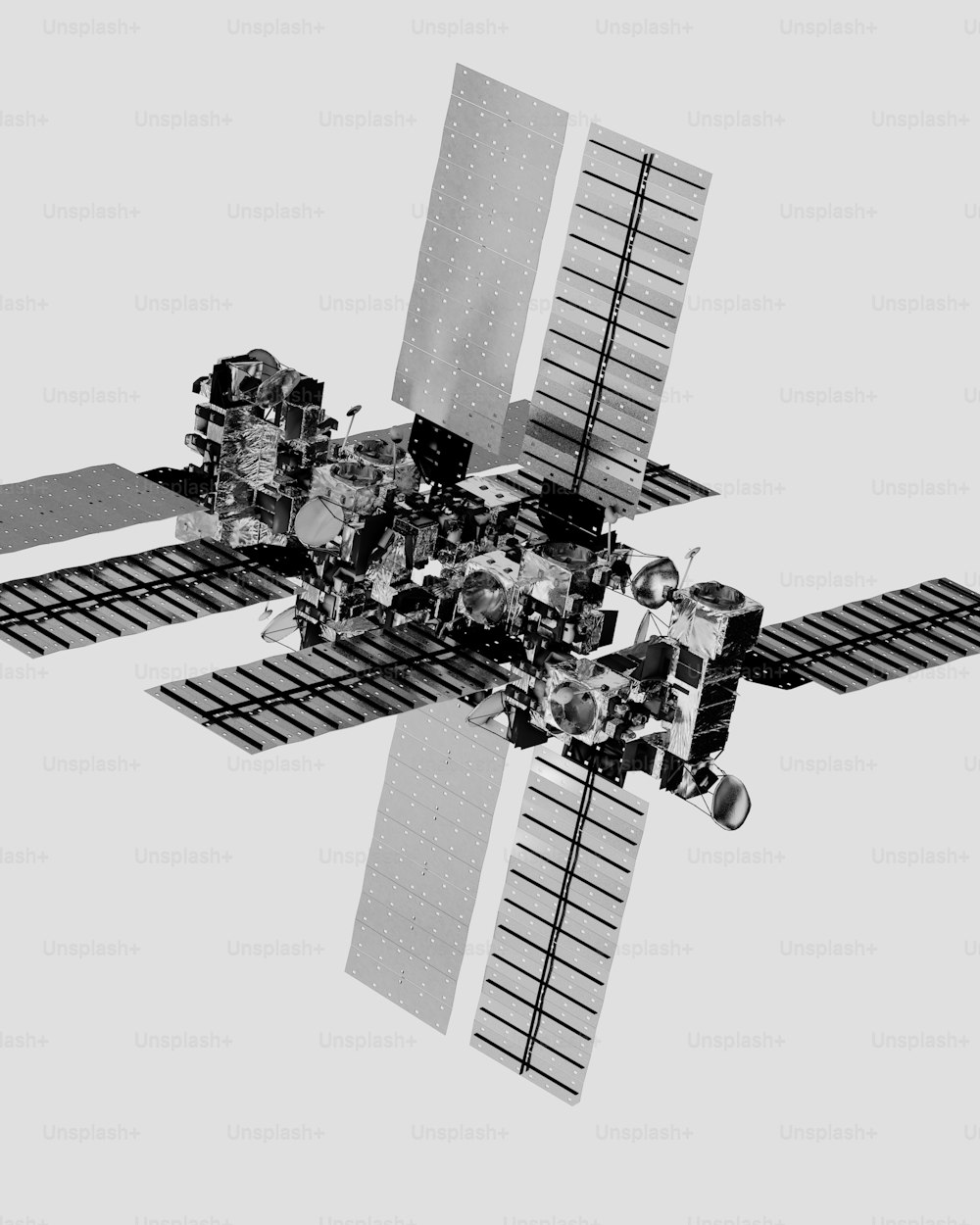 Une photo en noir et blanc d’un satellite