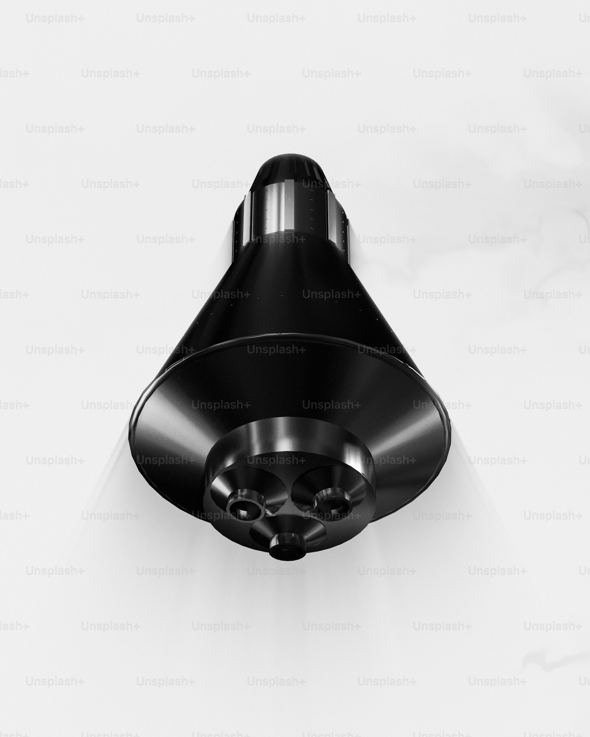 eine schwarze Leuchte an einer weißen Wand