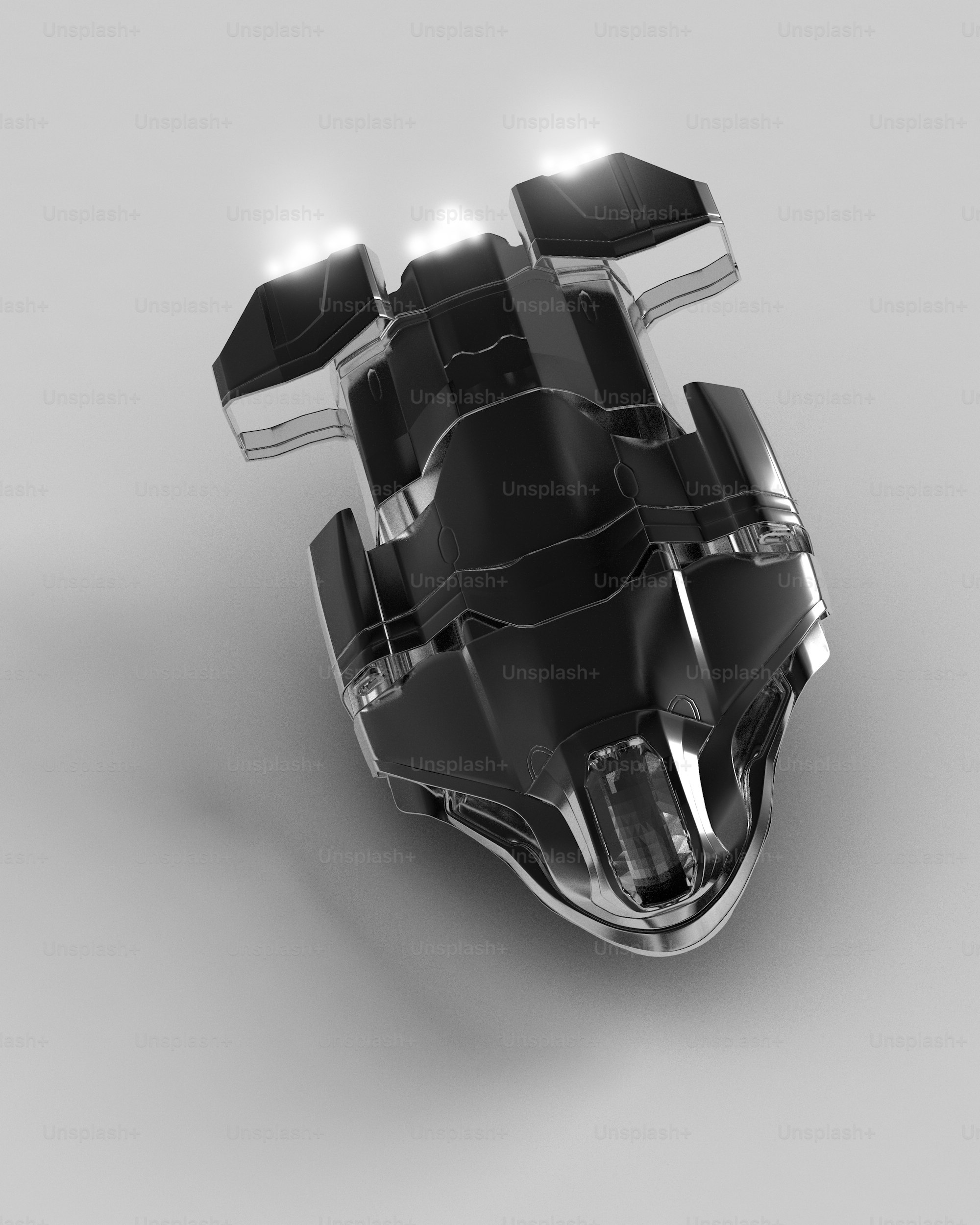 Ein Automotor mit offener Motorhaube und eingeschaltetem Licht