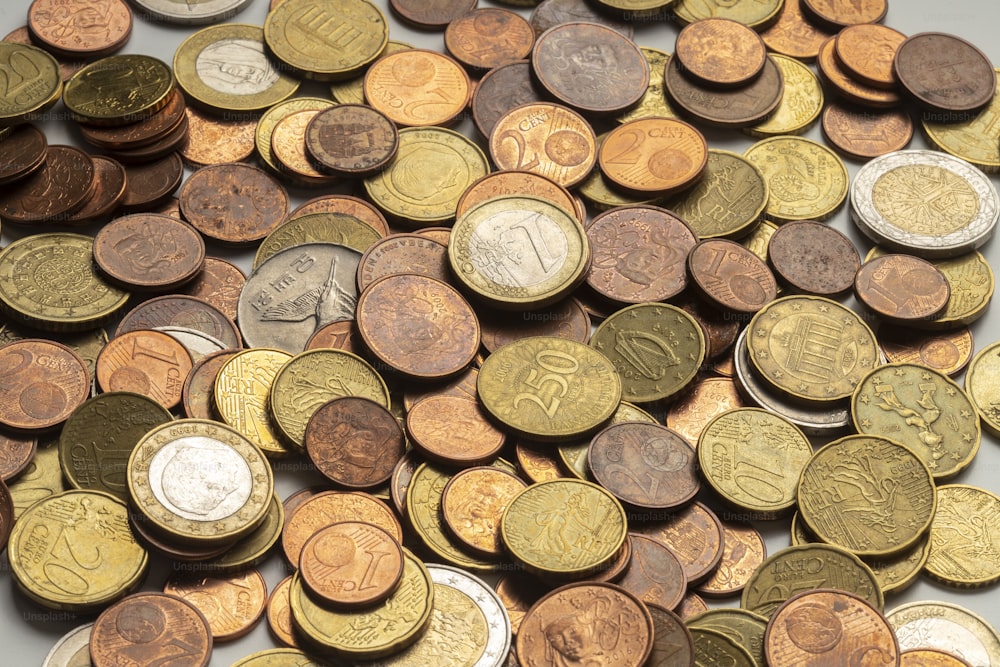 una pila di monete seduta in cima a un tavolo