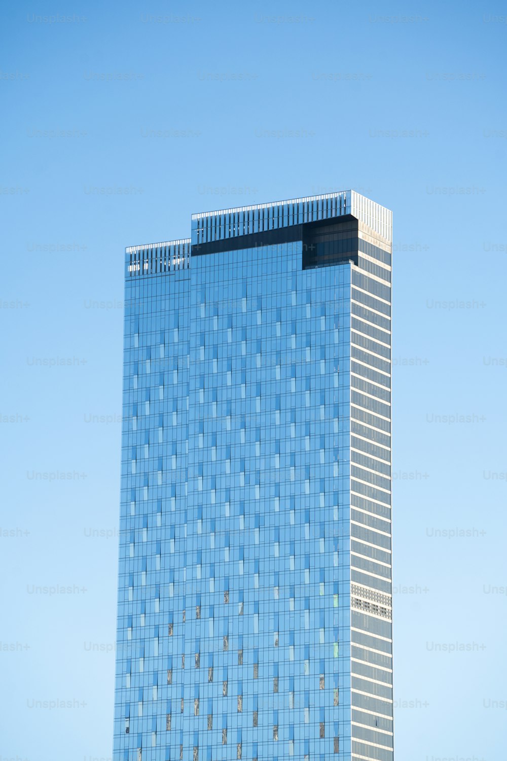 Un edificio molto alto con molte finestre