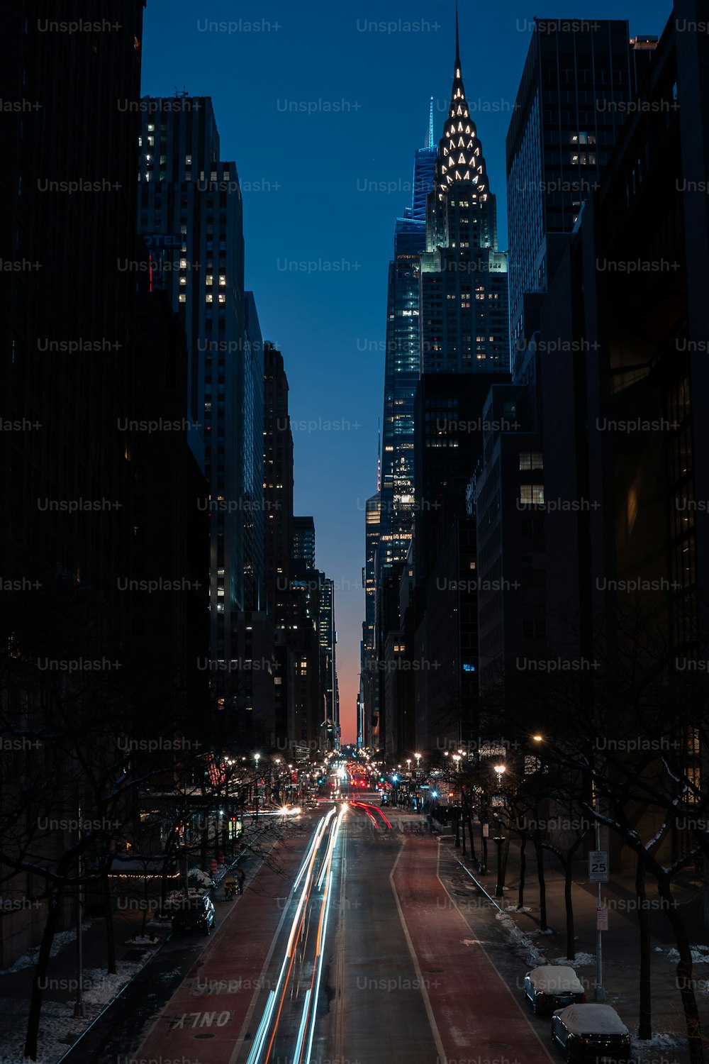 a city street filled with lots of traffic at night