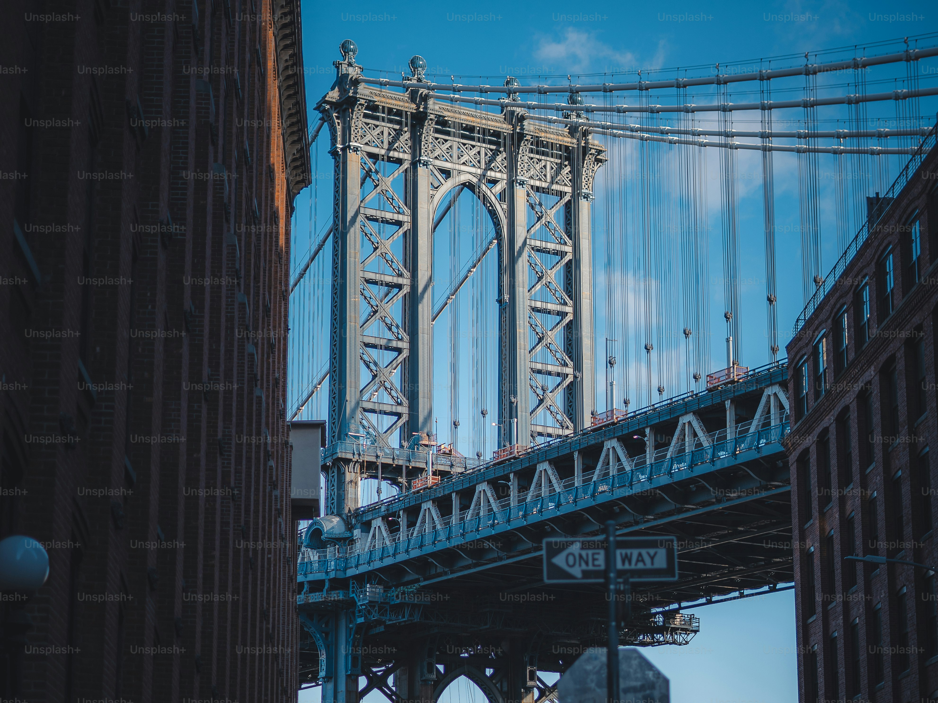Une vue du pont de Brooklyn depuis le côté d’un bâtiment