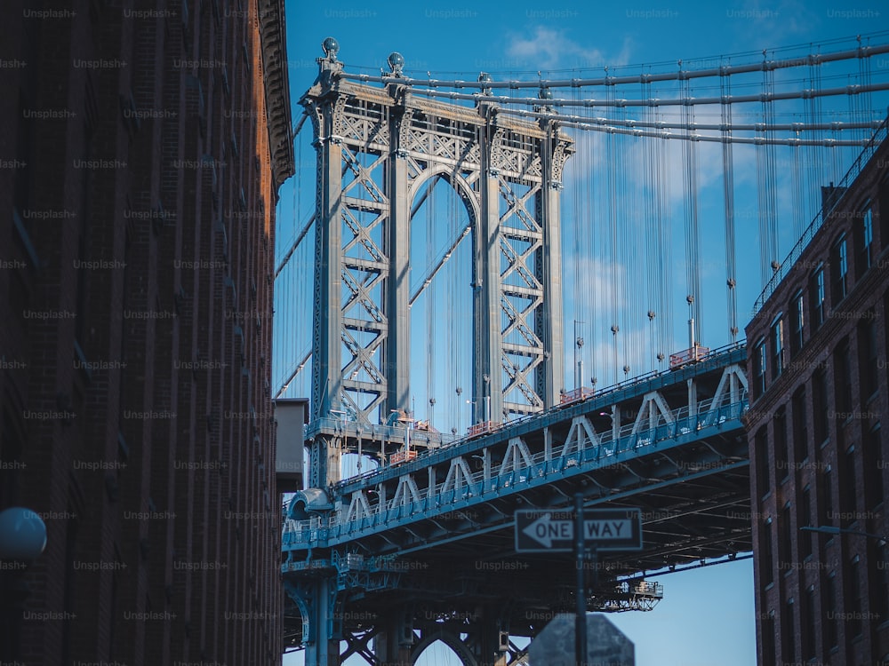 Una vista del puente de Brooklyn desde el costado de un edificio