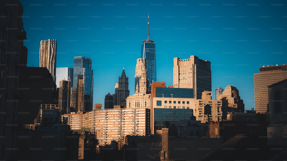 um horizonte da cidade com edifícios altos e um céu azul