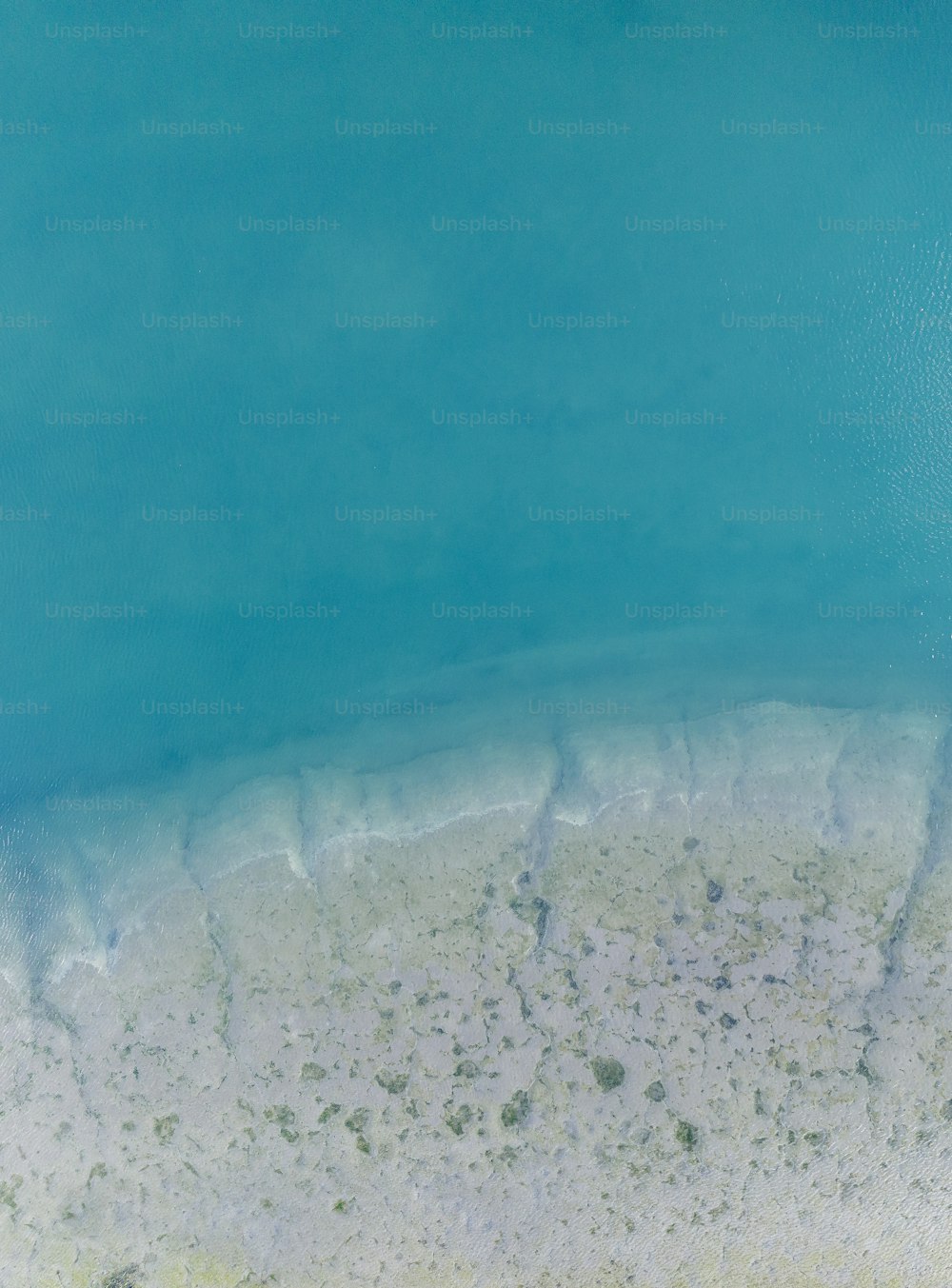 uma visão panorâmica de um corpo de água