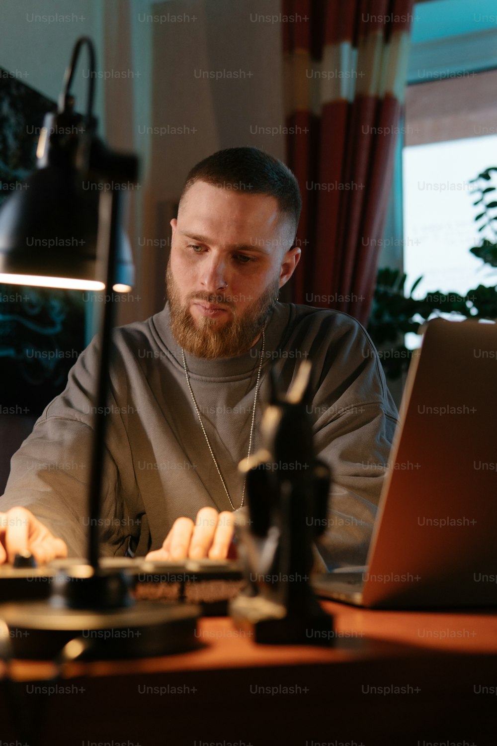 Un uomo seduto davanti a un computer portatile