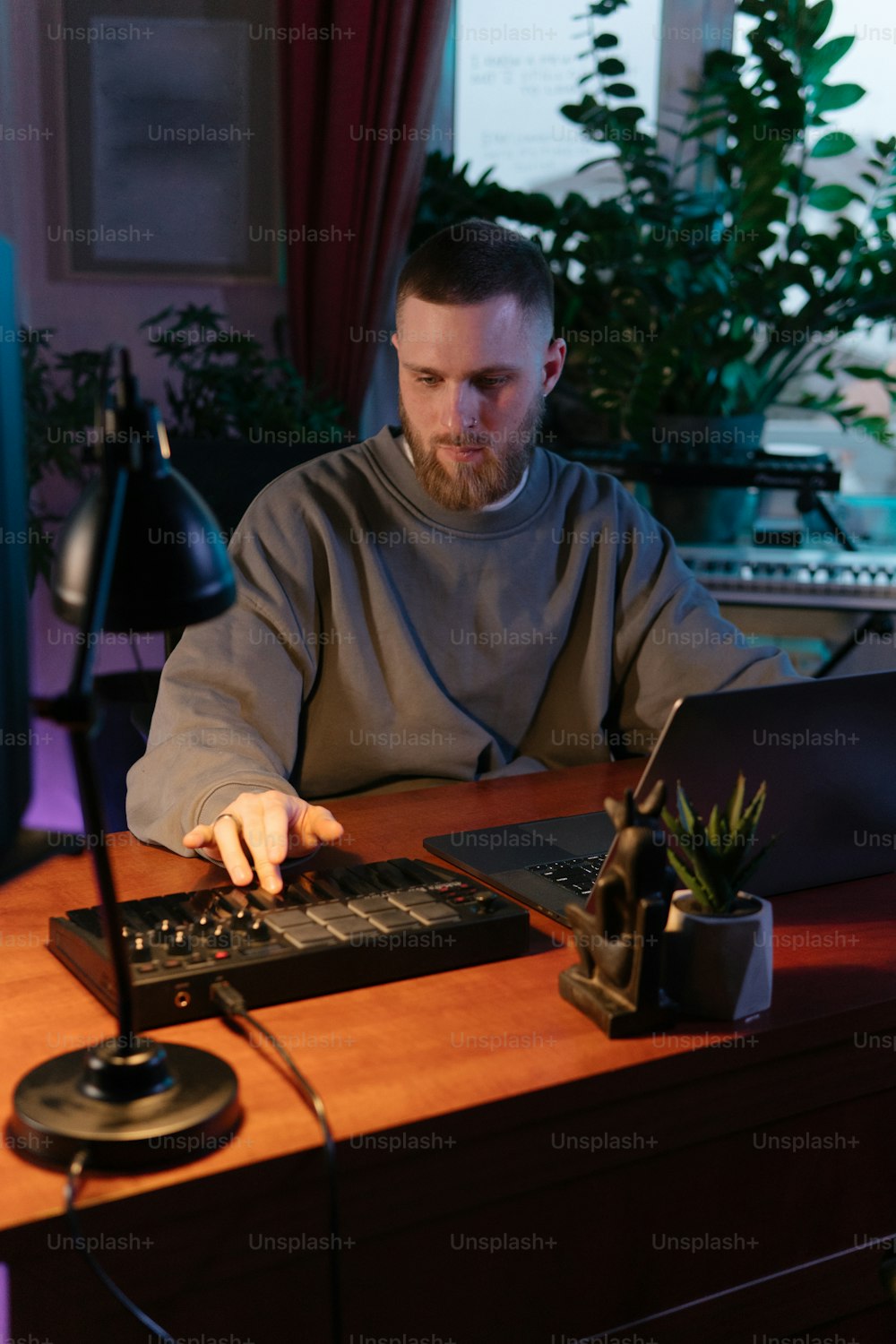 Ein Mann sitzt an einem Schreibtisch und arbeitet an einem Computer