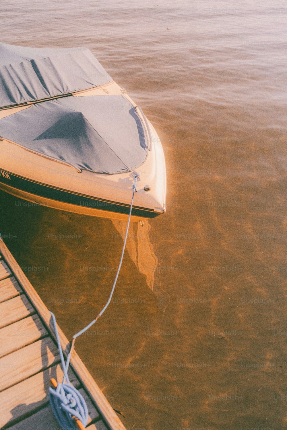 ein Boot, das an einem Dock im Wasser festgemacht ist