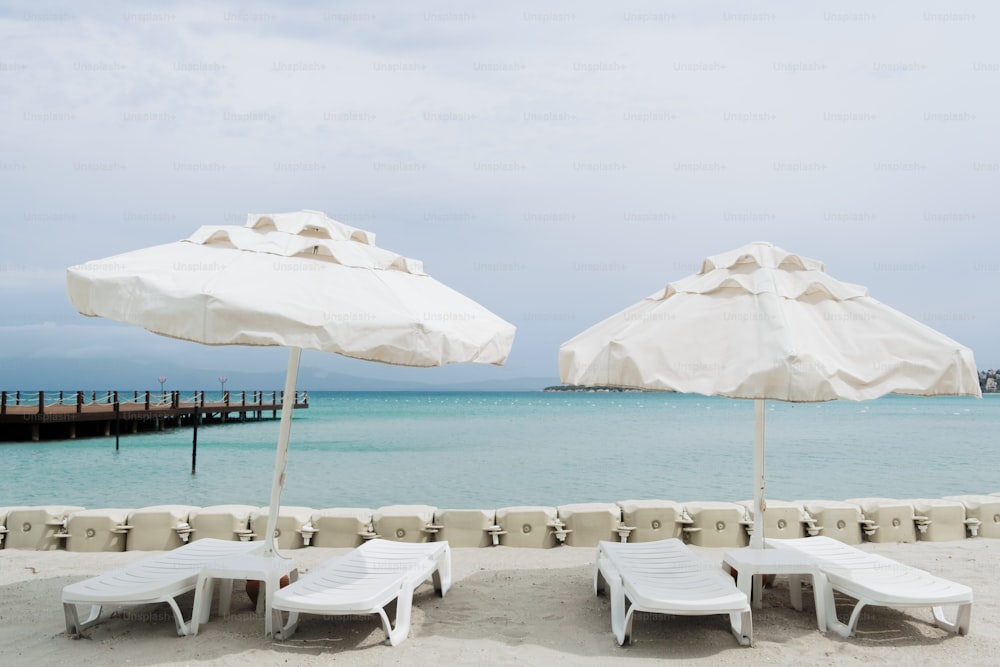 due ombrelloni e due sedie a sdraio su una spiaggia