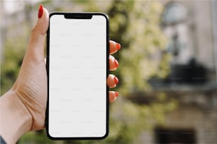 Eine Frauenhand, die ein iPhone mit weißem Bildschirm hält
