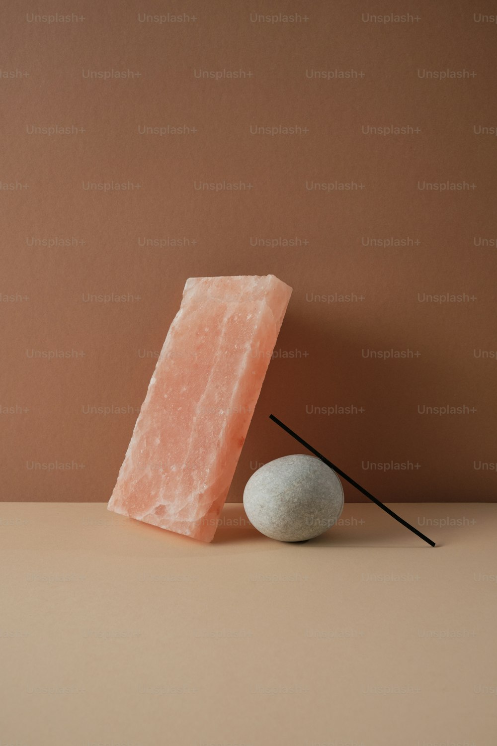 uma pedra e um pedaço de sabão em uma mesa