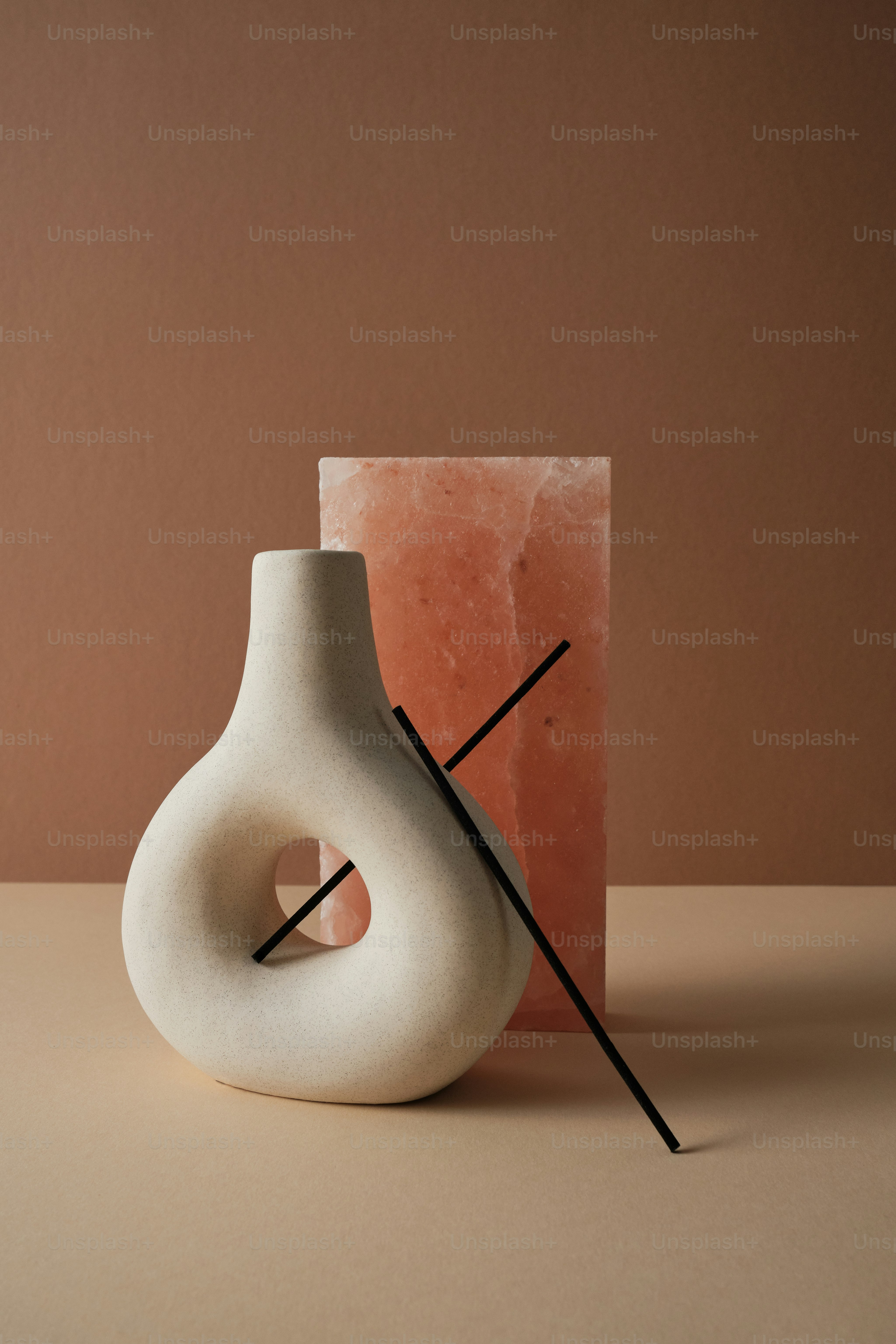 eine weiße Vase, die auf einem Tisch sitzt