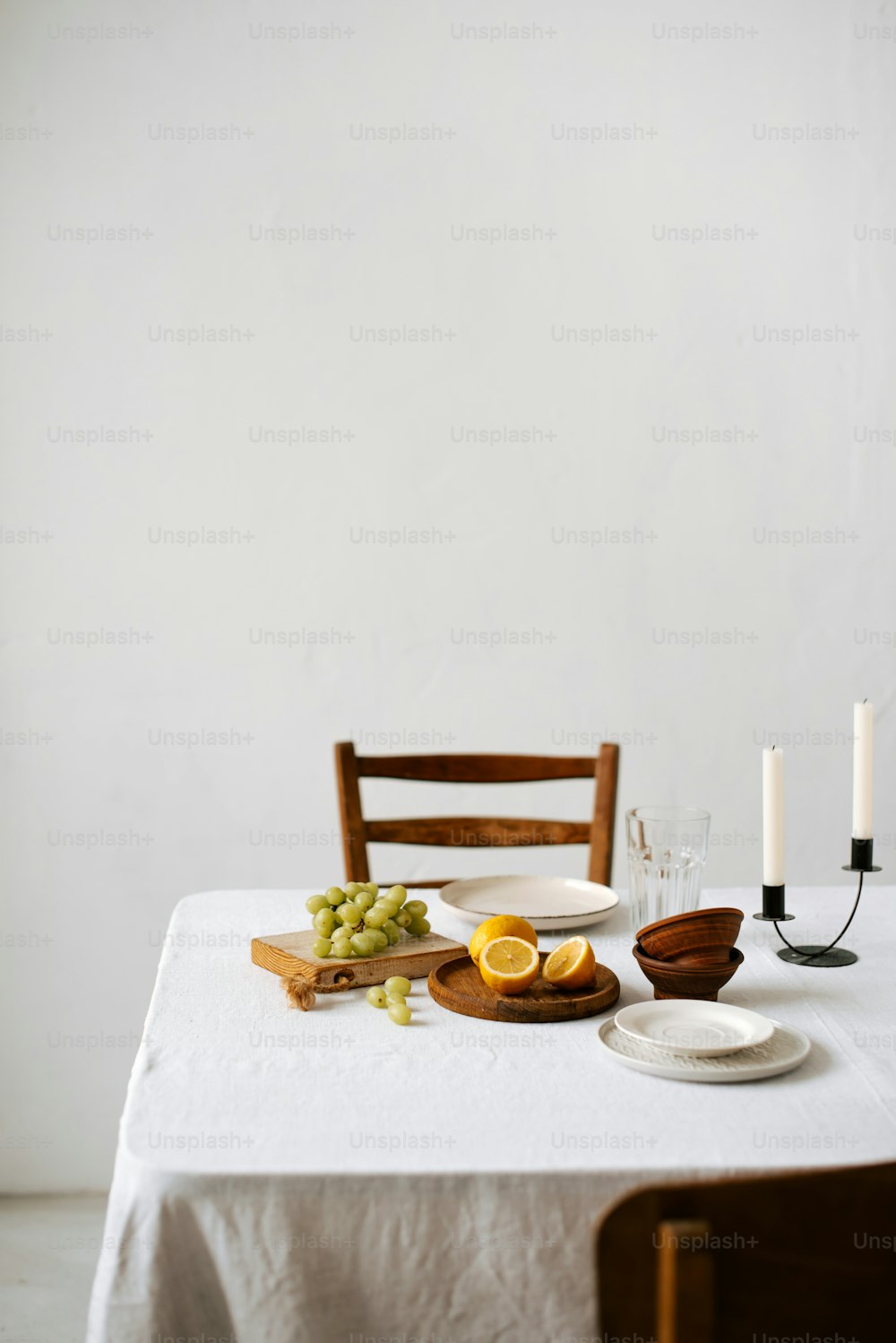 uma mesa com uma toalha de mesa branca e uma cadeira de madeira