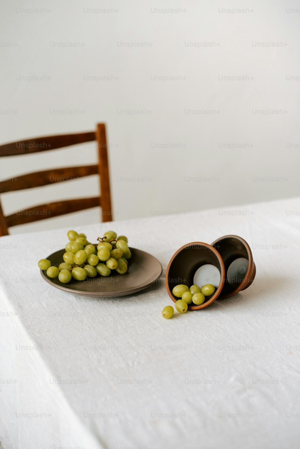 un tavolo con un piatto d'uva su di esso